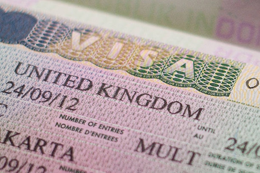 Starmer Weighs Visa Reform Amid Rising Channel Crossings